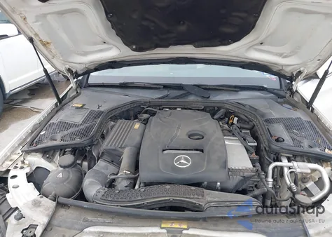 2016 Mercedes-Benz C 300 z USA, uszkodzony, nr VIN 55SWF4JB1GU113983